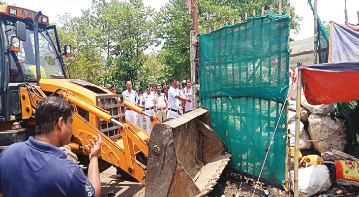 পুরসভার জমিতে নানা দাহ্য বস্তু মজুত রাখা ঝুপড়ি-গুদাম সাফ