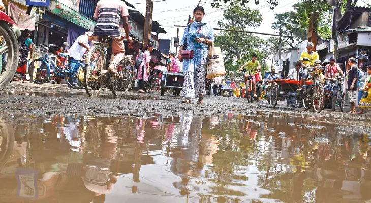 মছলন্দপুর স্টেশন লাগোয়া রাস্তার বেহাল দশা, জীবনের ঝুঁকি নিয়ে চলছে যাতায়াত