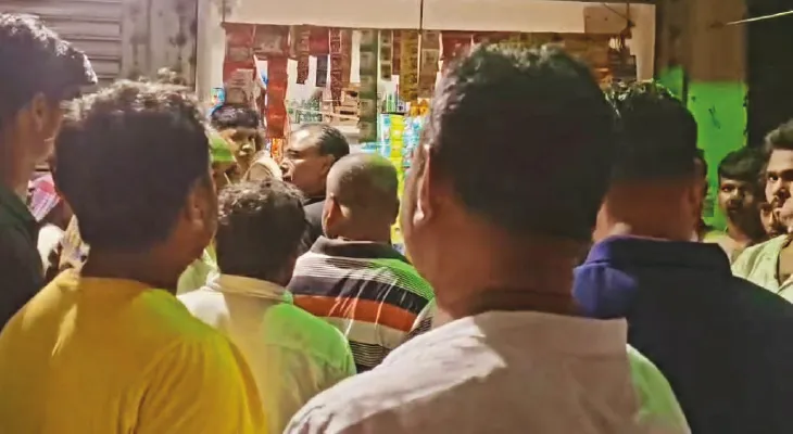 পড়ুয়াদের নেশার আড্ডায় টেনে টাকা আদায়, আটক দোকানদার