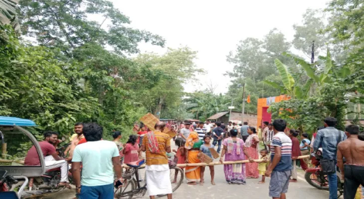 পিএইচই’র পাইপ ফেটে বিপত্তি, জল না পেয়ে রাজ্য সড়ক অবরোধ
