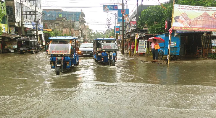 টানা বৃষ্টিতে জলে থই থই গাজোল সদর, দুর্ভোগ