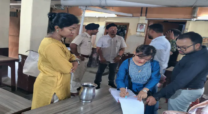 দেদার অনিয়ম নিয়েই চলছে শিলিগুড়ির একাধিক রেস্তরাঁ, হিলকার্ট রোডে অভিযান