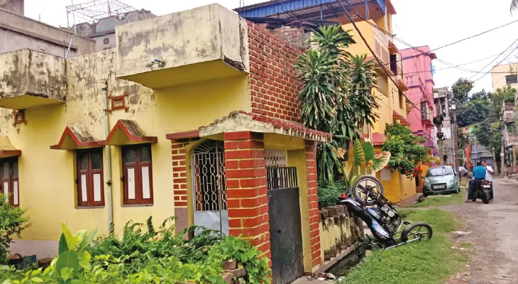 মদ্যপ অবস্থায় নিত্য ঝগড়া-মারধর বাঁকড়ায় অভিযুক্তের বাড়ি ভাঙচুর