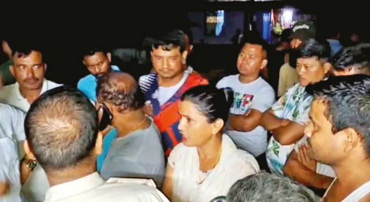 শুঁড়ে তুলে আছাড় দিল হাতি, বাড়ির উঠোনেই মৃত্যু যুবকের, সময় মতো বনকর্মীরা না আসায় বিক্ষোভ কলাবাড়িতে