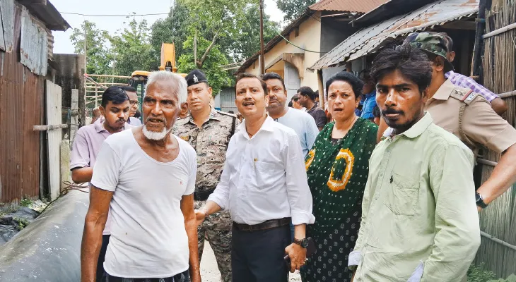 জল প্রকল্পের কাজে বাধা, পুলিস-পুর কর্তৃপক্ষের উপস্থিতিতে বসল পাইপ