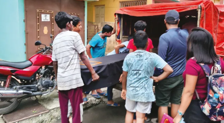 মাঝরাস্তায় পড়ে আস্ত একটা কফিন! সাতসকালে ফিসফাস মেয়রের পাড়ায়