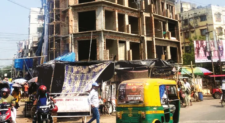 টিটাগড়ে যথেচ্ছ বেআইনি নির্মাণ, ব্যবসা ফুটপাত দখল করে, কড়া ব্যবস্থার আর্জি