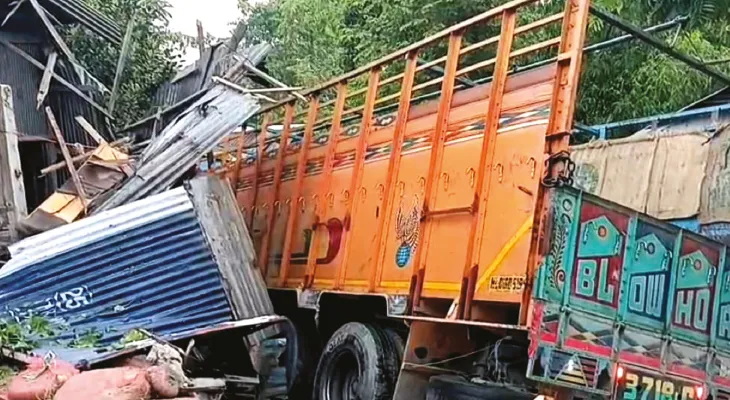 মাঝরাতে ঘর ভেঙে খাটের সামনে থমকাল লরি, জখম বৃদ্ধা, ধৃত চালক