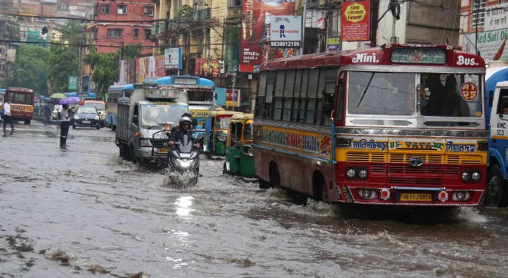 ১২-১টা, এক ঘণ্টার বৃষ্টিতে নাজেহাল শহর, ‘মে মাসেই বর্ষার উঁকিঝুঁকি!’