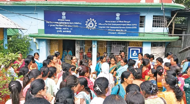 একমাসের সন্তান নিয়ে রোজ ৪০ কিমি দূরে যাতায়াত, ‘মানসিক চাপে’ অসুস্থ হয়ে মৃত্যু অঙ্গনওয়াড়ি কর্মীর, শোরগোল