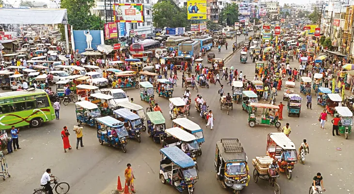 যানজটে নাকাল ইংলিশবাজার শহর, রাস্তাই যেন হয়ে উঠেছে পার্কিং লট