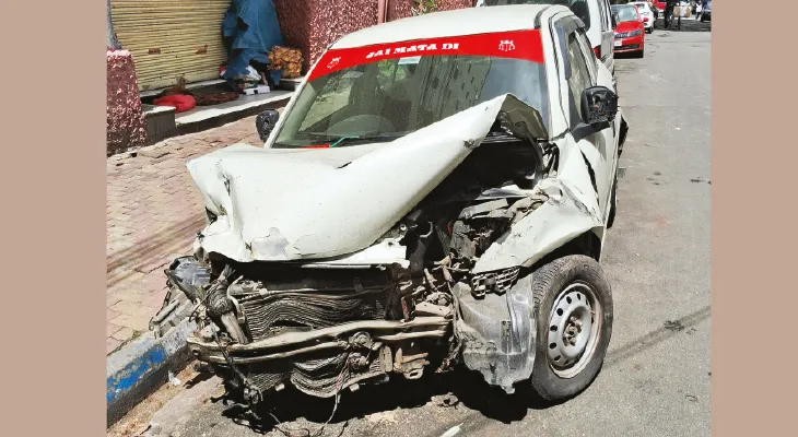বাইক-ক্যাবে ধাক্কা, ট্রাফিক কিয়স্ক ভাঙলেন গাড়িচালক