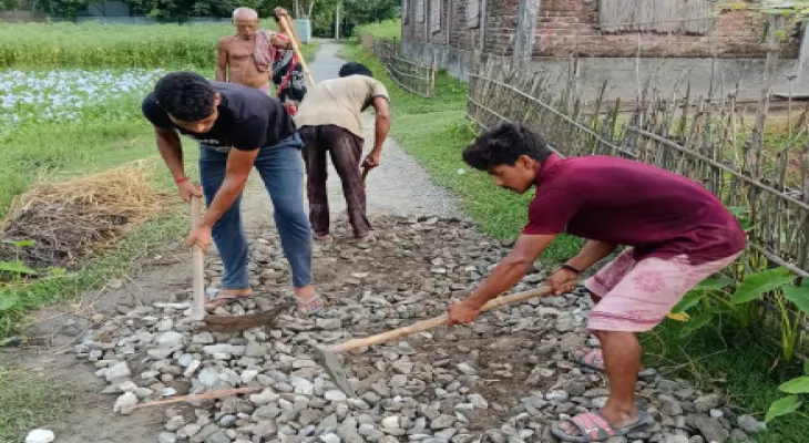 গ্রামে ঢোকে না অ্যাম্বুলেন্স ভাঙা রাস্তায় পাথর বিছালেন বাসিন্দারা