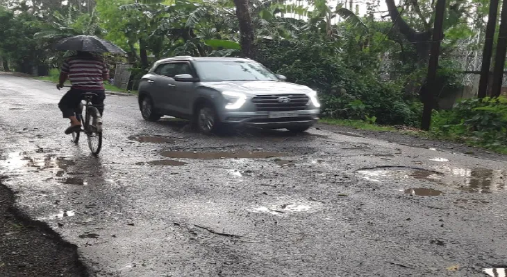 কামাখ্যাগুড়িতে বেহাল রাস্তা নিয়ে ক্ষোভ, বর্ষার আগে কাজ শুরুর দাবি