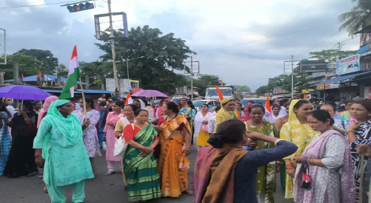 চার চা বাগানেই বন্ধ বেতন, অবরোধ শ্রমিকদের মোদির সভার দিকে চেয়ে পঞ্চাশ হাজার বাসিন্দা