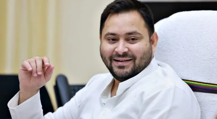কনভয়ের গাড়িতে ধাক্কা ট্রাকের, বরাতজোরে রক্ষা তেজস্বীর