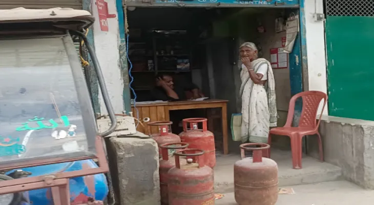 খোলা বাজারে বিকোচ্ছে রান্নার গ্যাস, পুলিসের ভূমিকায় প্রশ্ন