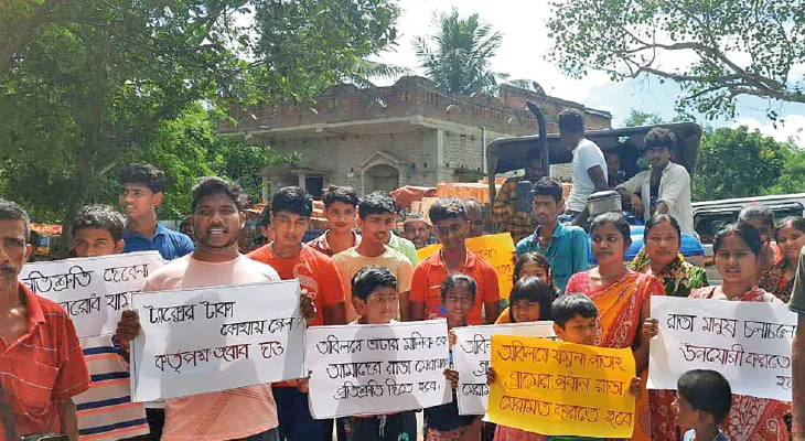 ইটবোঝাই ট্রাক্টর চলাচলে গ্রামে রাস্তার দফারফা, সংস্কারের দাবিতে বিক্ষোভ