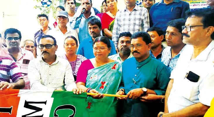 ঝাড়গ্রামে তৃণমূলে যোগ পেটবিন্দি গ্ৰাম পঞ্চায়েতের নির্দল প্রার্থীর