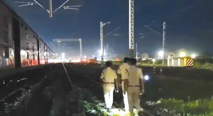 ইয়ার্ডে ফাঁকা ট্রেনে নাবালিকাকে ধর্ষণ, অভিযুক্ত বাবারই বন্ধু!
