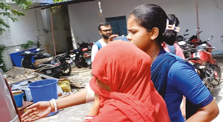 অবৈধ সম্পর্ক থেকে বেরিয়ে আসতে চাওয়ায় যুবকের মাথা ফাটাল গৃহবধূ