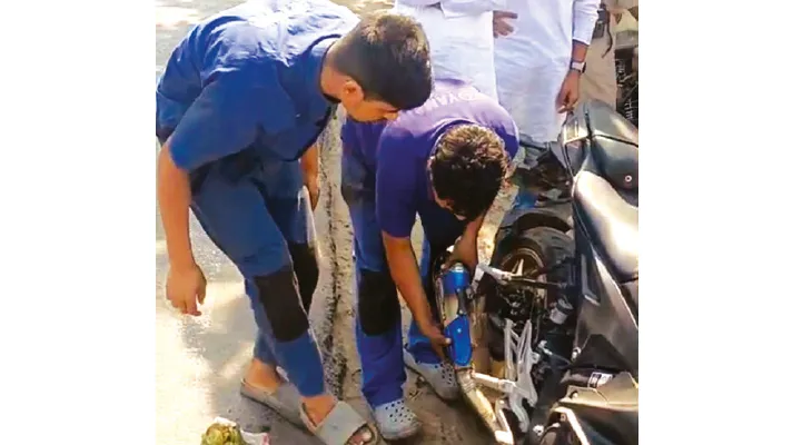 বাইক থেকে মডিফায়েড সাইলেন্সার খুলে ‘শাস্তি’