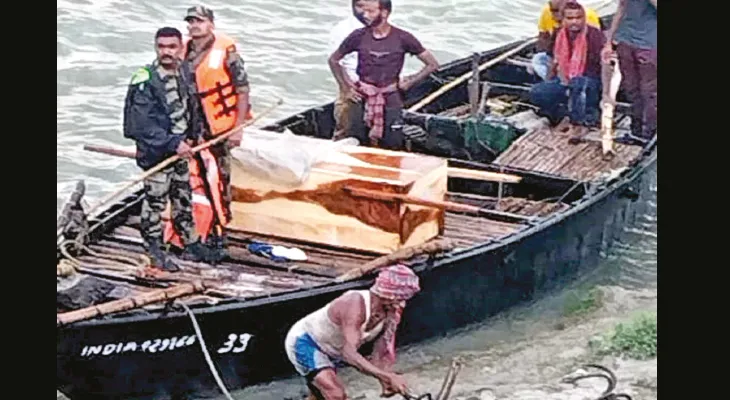 বাংলাদেশে পদ্মায় ভেসে ওঠা ছাত্রের দেহ ফেরাল বিজিবি