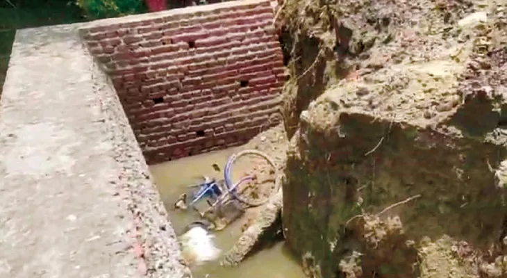 ঠিকাদারি সংস্থার বিরুদ্ধে সরব স্থানীয়রা, রেলিংহীন নির্মীয়মাণ সেতু থেকে পড়ে মৃত্যু সাইকেল আরোহীর