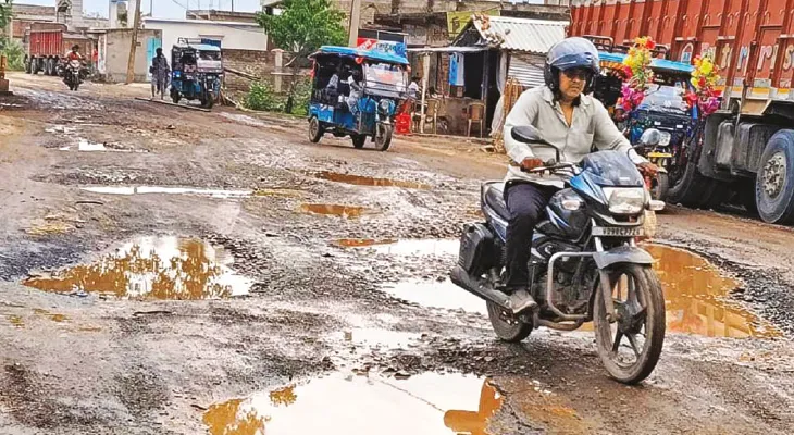 রাজগ্রাম স্বাস্থ্যকেন্দ্রে যাওয়ার রাস্তা মরণফাঁদ, বাড়ছে ক্ষোভ