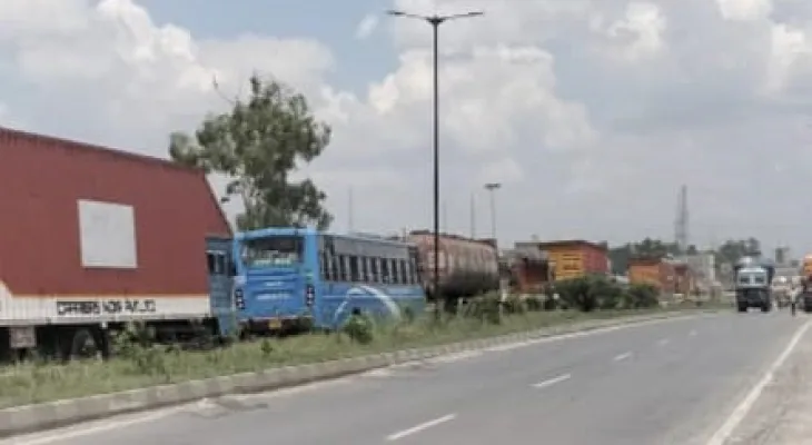 রাস্তায় ভুট্টাবোঝাই গাড়ির লাইন, যানজটে নাকাল ডালখোলাবাসী