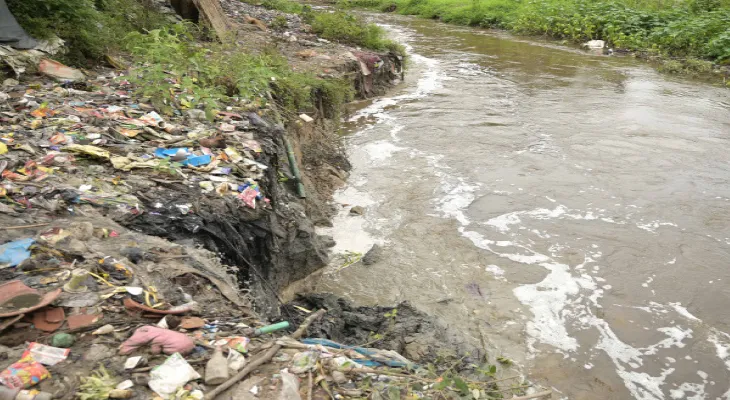 ভাঙন রোধে গার্ডওয়ালের দাবিতে পুরসভার দ্বারস্থ আত্রেয়ী কলোনি