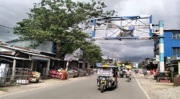 কলেজ মোড়ের কাছে বিপজ্জনক হোর্ডিংয়ের কাঠামো, রাস্তায় খুলে পড়ল লোহার রড