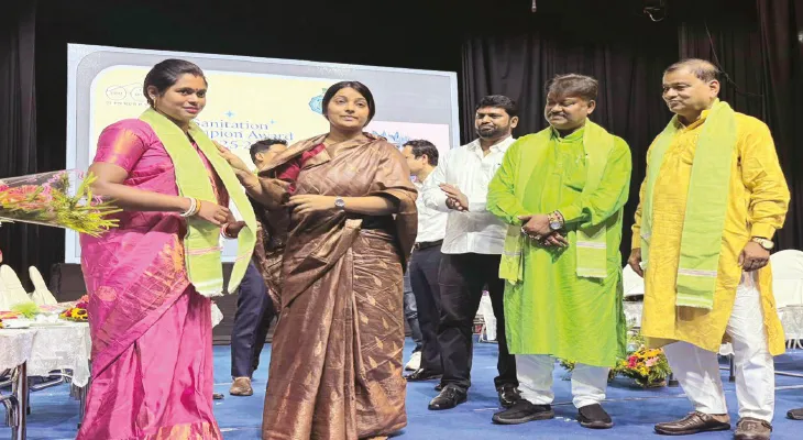 সলিড ওয়েস্ট ম্যানেজমেন্ট প্রকল্পে পুরস্কার, খুশি মণীন্দ্রনগর পঞ্চায়েত