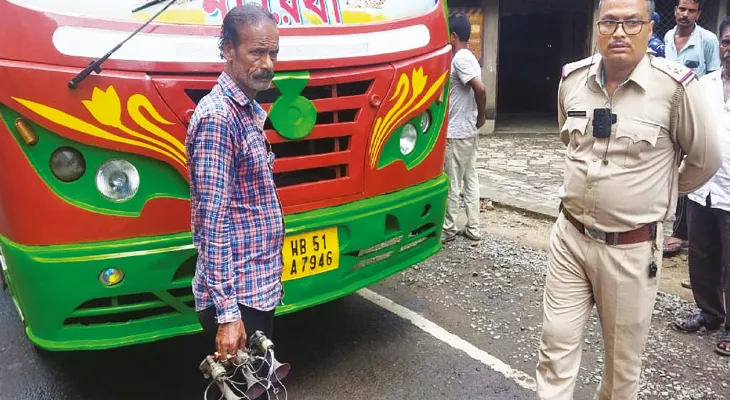 বাইক বাঁচাতে বউকে ফেলে পিঠটান স্বামীর, পরে ফিরলেন টোটোয় চেপে