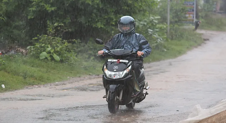 নিম্নচাপের প্রভাবে দুর্যোগ দফায় দফায় বৃষ্টি