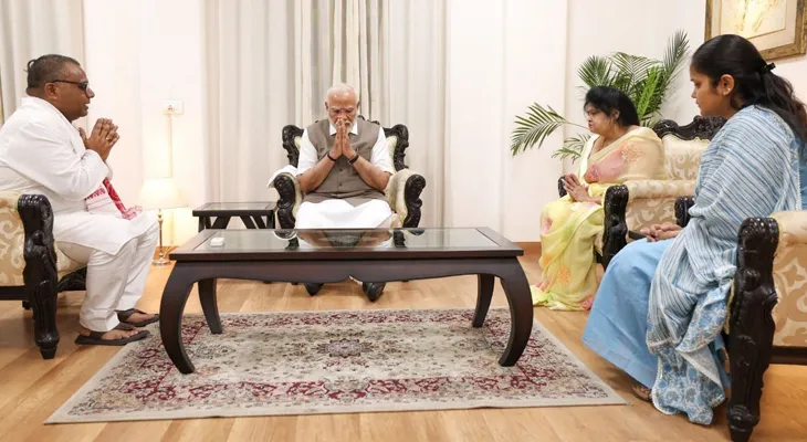 পহেলগাঁও হামলায় নিহত শুভম দ্বিবেদীর পরিবারের সঙ্গে কানপুরে দেখা করলেন প্রধানমন্ত্রী নরেন্দ্র মোদি