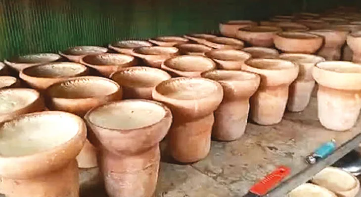 জামাইষষ্ঠীতে ইলিশের সঙ্গে বাজার মাতাচ্ছে গঙ্গারামপুরের সর দই