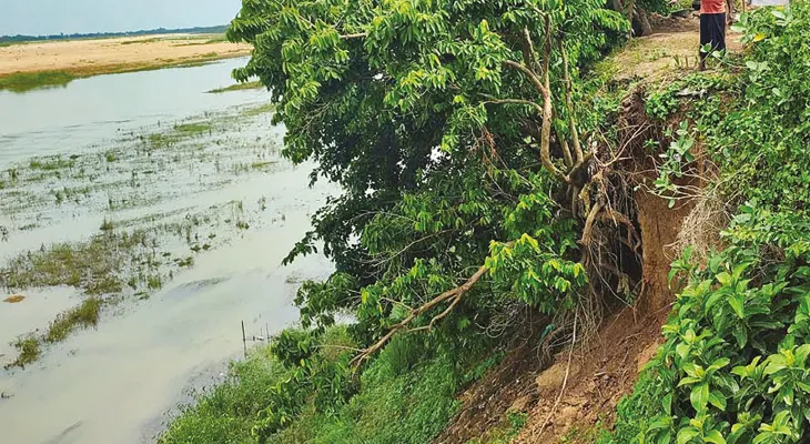 বিনপুরে কংসাবতীর ভাঙনের কবলে গ্রাম