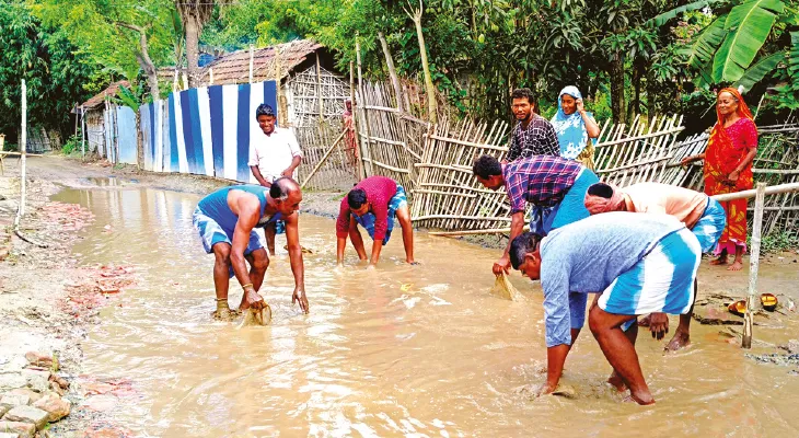 হরিশ্চন্দ্রপুর ১ ব্লকের পারো গ্রামে রাস্তায় জল জমে ডোবার চেহারা