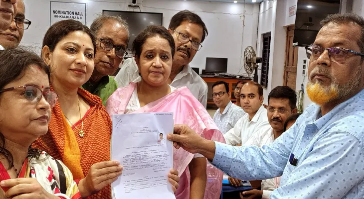 উন্মাদনায় ভেসে কালীগঞ্জে মনোনয়ন জমা আলিফার