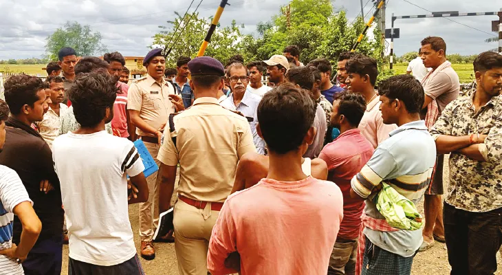 কুসুম্বায় রেলের আন্ডারপাস তৈরির কাজে বাধা, বিক্ষোভ