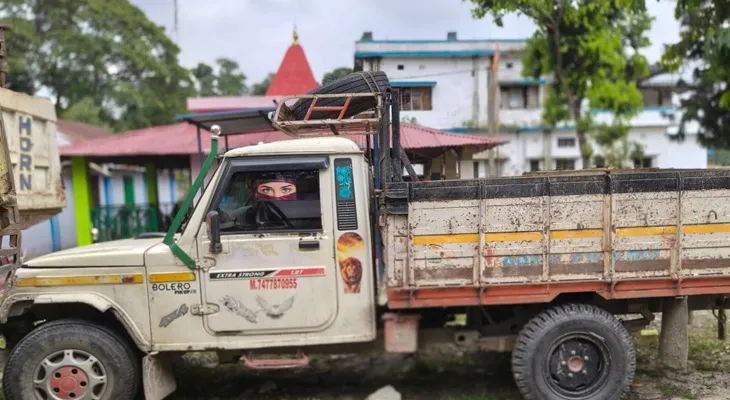 ময়নাগুড়িতে পাথর বোঝাই গাড়িকে ধাওয়া করে ধরল পুলিস, গ্রেপ্তার চালক