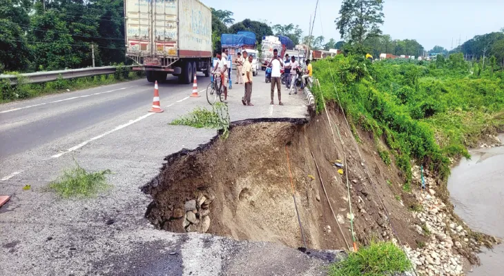 রাতভর বৃষ্টি, বীরপাড়ায় গ্যারগেন্দা সেতুতে ধস, ভুটান ও জেলা প্রশাসনের বিরুদ্ধে ক্ষোভ গঙ্গার