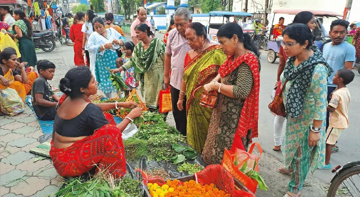 চড়া দামে হাত পুড়িয়ে জামাইষষ্ঠীর কেনাকাটা সারলেন শ্বশুর-শাশুড়িরা