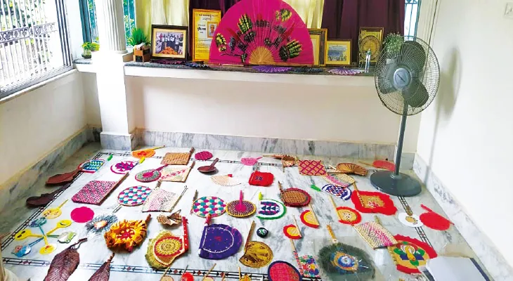 জামাইষষ্ঠী কার্যত বাঙালির ‘হাতপাখা দিবস’ দাবি ৫৯ ধরণের পাখা সংগ্রাহক গ্রন্থাগারিক সুবীরের