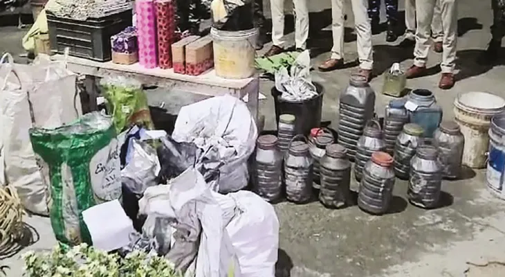 বাড়িতেই অবৈধ বাজি কারখানা, পুলিসি অভিযানে গ্রেপ্তার ৫ জন