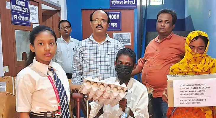 টিফিন খরচ বাঁচিয়ে যক্ষ্মা রোগী ভিক্ষুকের খাবারের দায়িত্ব নিল ক্লাস ফাইভের ছাত্রী