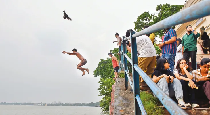 পারদ ৩৪, অস্বস্তি ৪৩ ডিগ্রির, প্রকৃতির খামখেয়ালিপনায় গলদঘর্ম শহরবাসী
