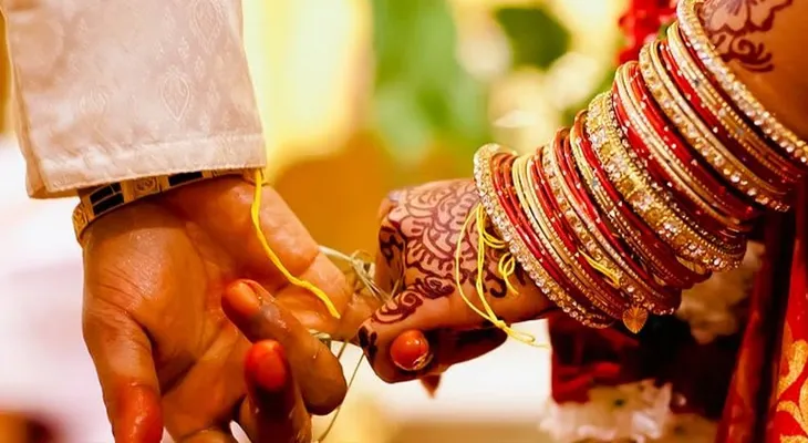 সুখী দাম্পত্য চেয়ে যুগলদের  ভিড় যুগলকিশোর মন্দিরে