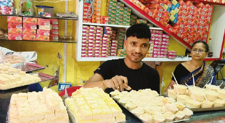 রায়গঞ্জে জামাইষষ্ঠীর বাজারে হিট কাজু পান, আম-আনারস সন্দেশ